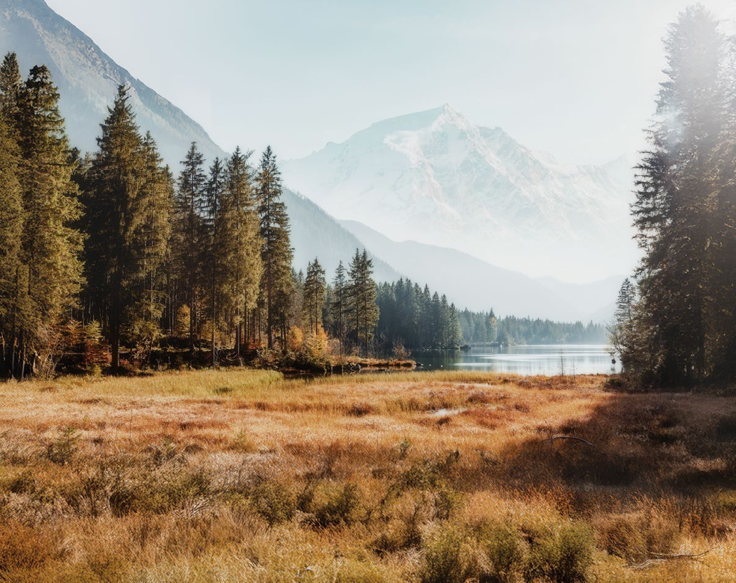 Herbstliche Seelandschaft mit Bergen